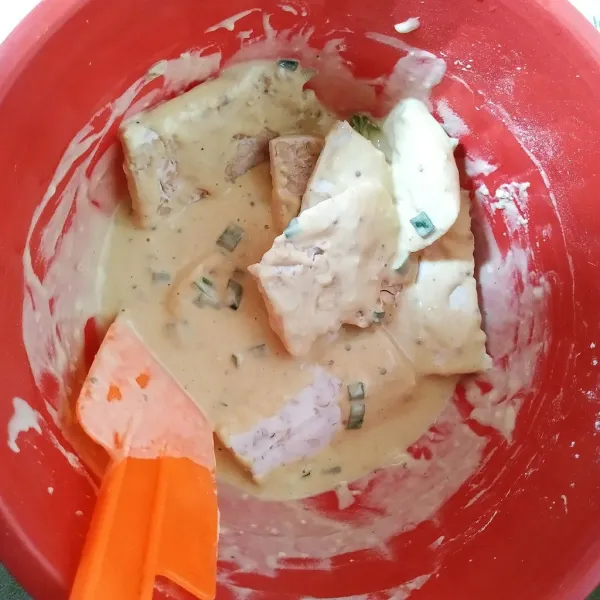Potong tempe sesuai selera kemudian balurkan ke adonan tempe sampai rata.