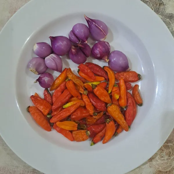 Cuci bersih bawang merah dan cabe rawit.
