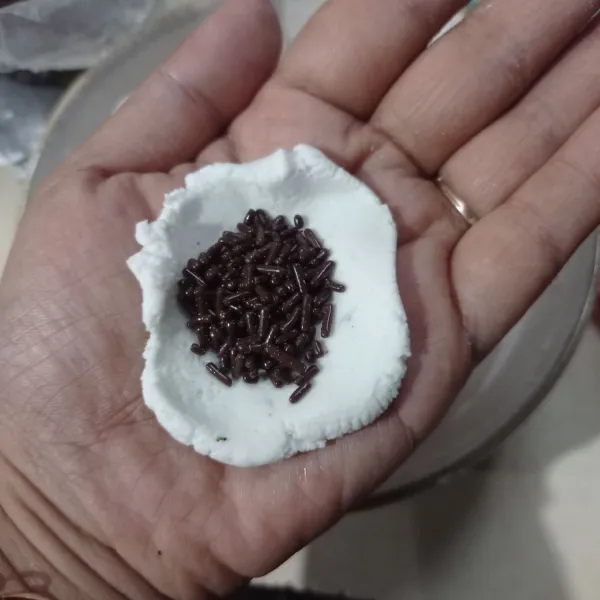 Ambil secukupnya adonan beri 1/3 sdt mesis coklat