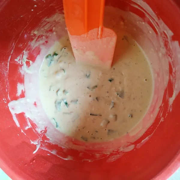 Tambahkan daun bawang yang telah dipotong sebelumnya. Koreksi rasa.