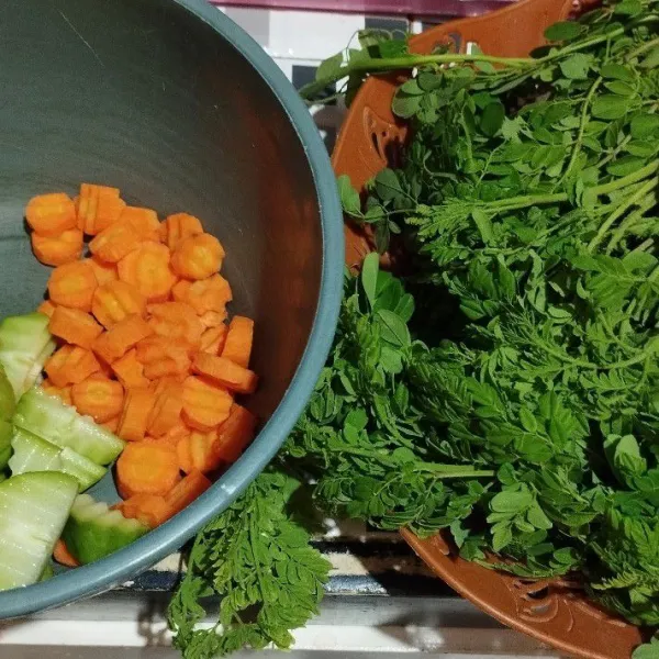 Cuci wortel,labu siam dan daun kelor sisihkan