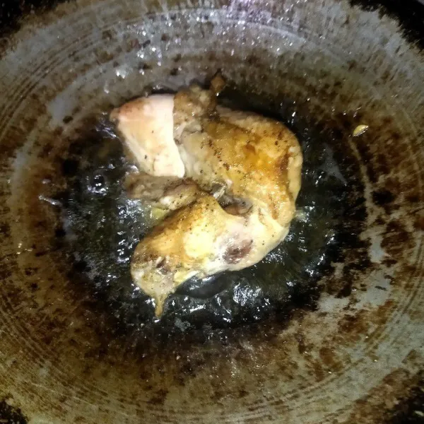 Lalu goreng daging ayamnya, kemudian suwir-suwir.