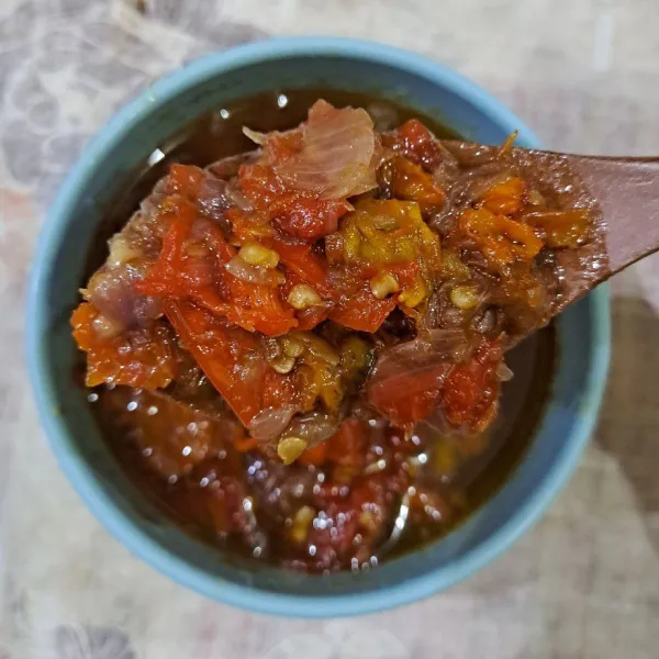 Setelah enak dan sesuai selera Anda, sajikan sambal dengan lauk favorit plus nasi hangat. Selamat menikmati!