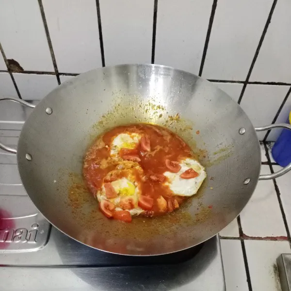 Masukkan telur ceplok & tomat. Masak hingga bumbu meresap & menyusut.