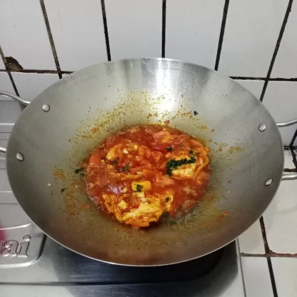Tambahkan irisan daun bawang. Aduk & masak sebentar. Siap dinikmati.