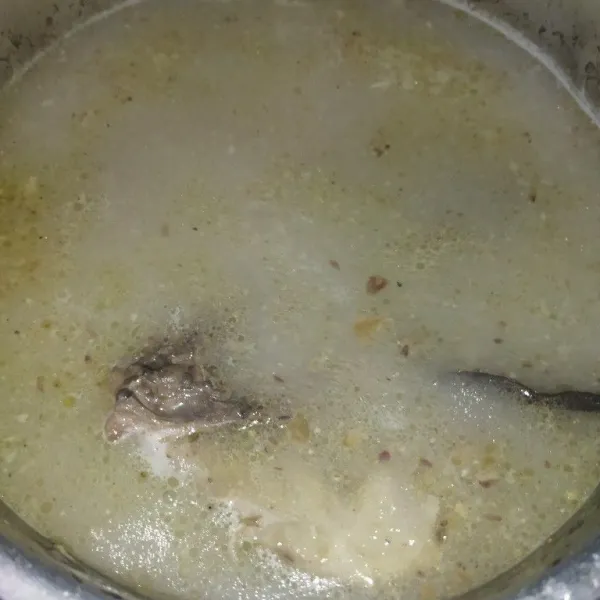 Lalu tuang bumbu yang sudah dihaluskan kedalam kuah soto, tambahkan garam dan kaldu bubuk, lalu angkat daging ayamnya.