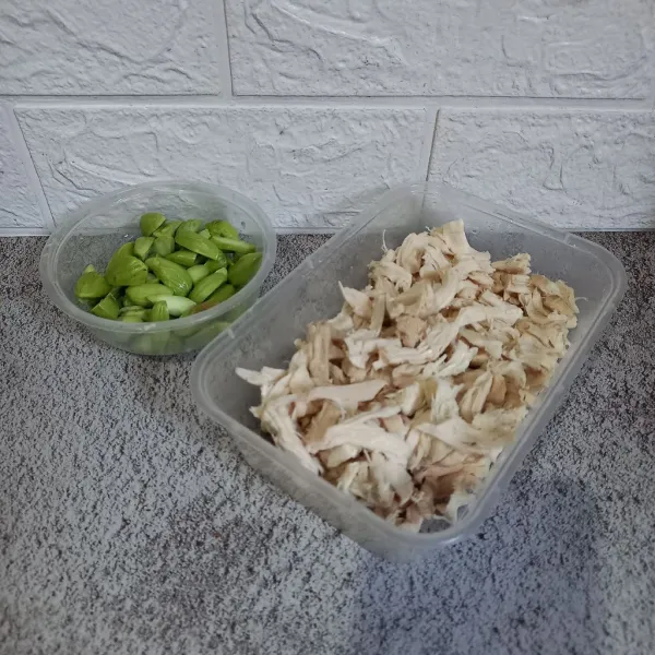 Suir dada ayam. Kupas petai dan rendam dengan air garam.