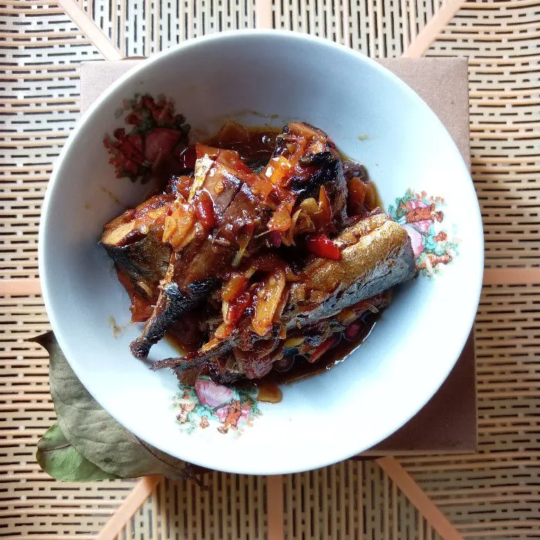 Tumis ikan Salem pedas asam manis