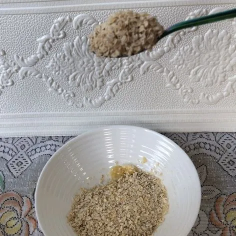 Kemudian, tambahkan 6 sdm oatmeal.