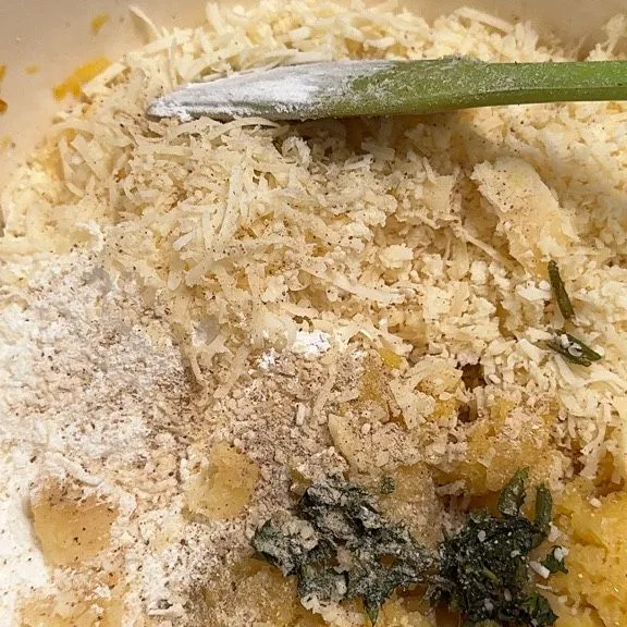 Tambahkan maizena, keju, seledri, lada bubuk dan kaldu (aduk rata).