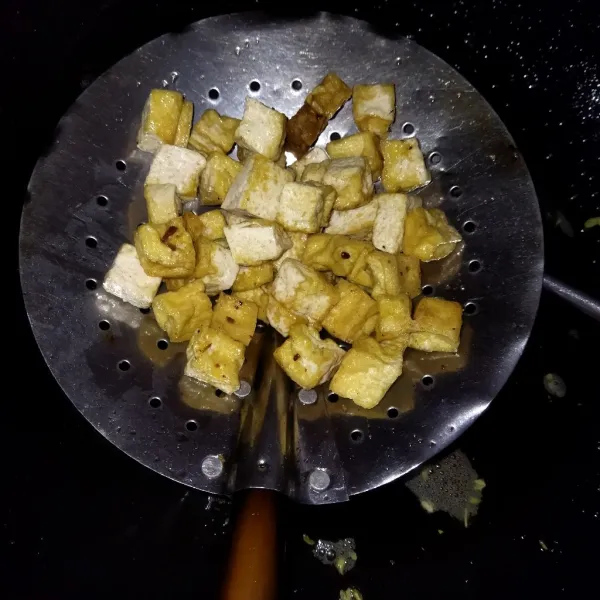Potong dadu tahu, kemudian goreng setengah matang, tiriskan.