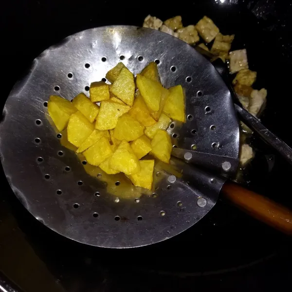 Potong-potong kentang, kemudian goreng sampai matang, tiriskan.