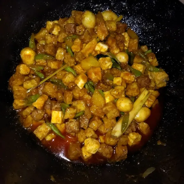 Panaskan secukupnya minyak goreng, kemudian tumis bumbu halus bersama ebi, daun jeruk, lengkuas dan serai, tumis sampai bumbu matang, masukkan santan dan semua bahan lain secara bertahap dan bumbui dengan garam, gula, kaldu bubuk, aduk merata, cicip rasa.