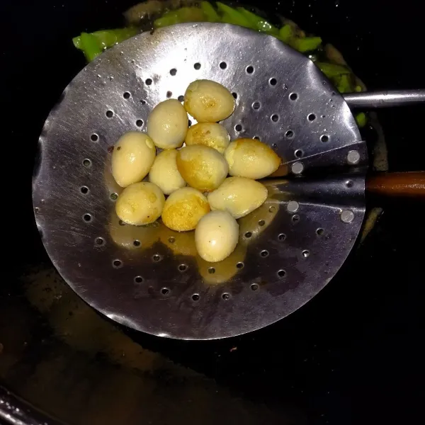 Rebus telur puyuh, kemudian kupas dan goreng sampai berkulit, tiriskan.