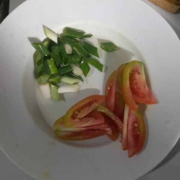Daun bawang dipotong serong, dan tomat dipotong sesuai selera