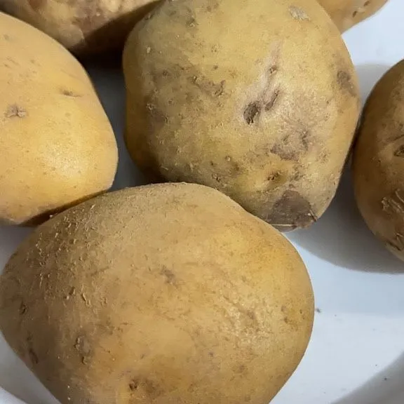 Kupas kentang dan cuci bersih.
