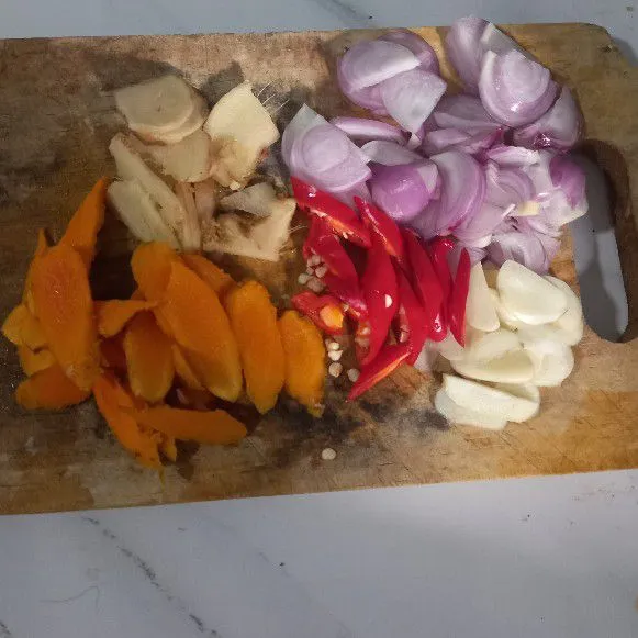Rajang kasar bawang merah, bawang putih, cabe, kunyit, dan jahe