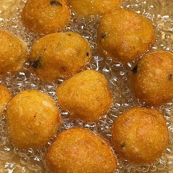 Goreng dengan api sedang, masak hingga kekuningan.