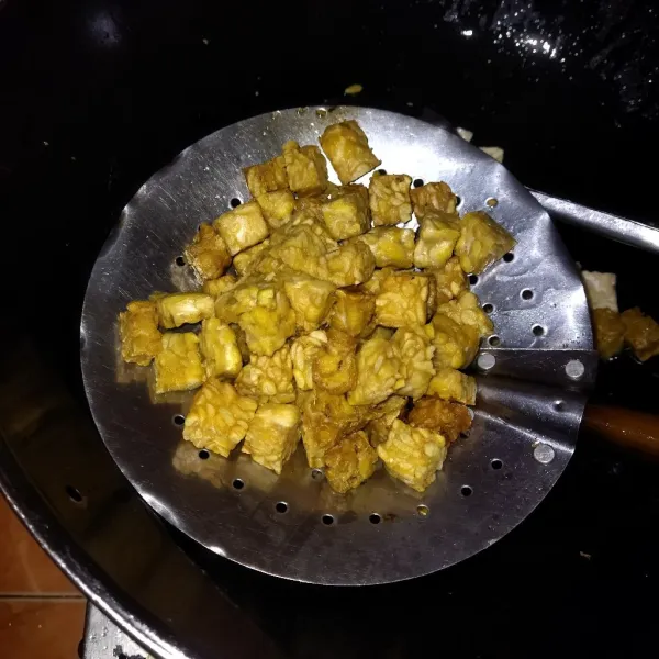 Potong dadu tempe, kemudian goreng setengah matang, tiriskan.