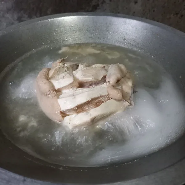 Cuci dada ayam. Kemudian rebus sampai matang. Tiriskan dan buang airnya.