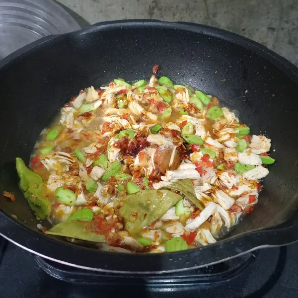 Masukkan air, ayam suir, petai, garam, kaldu bubuk, dan kecap manis.