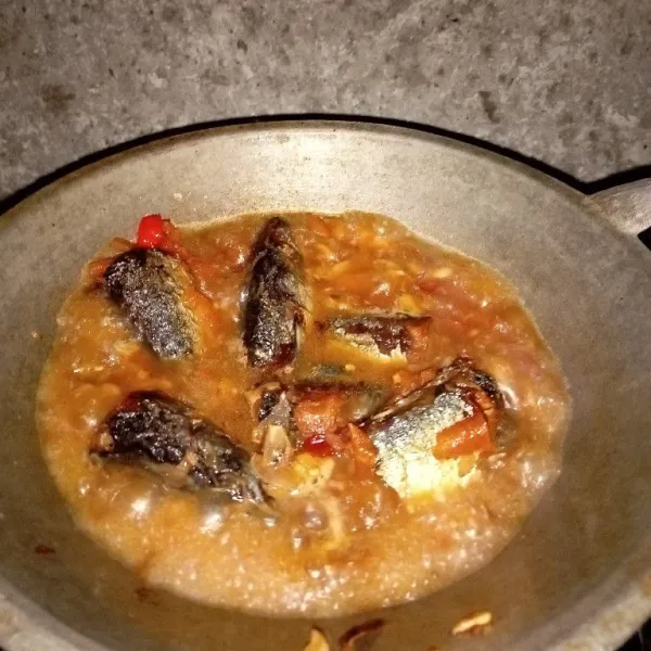 Tambahkan ikan salem, kecap, gula, garam, penyedap, merica bubuk aduk.
