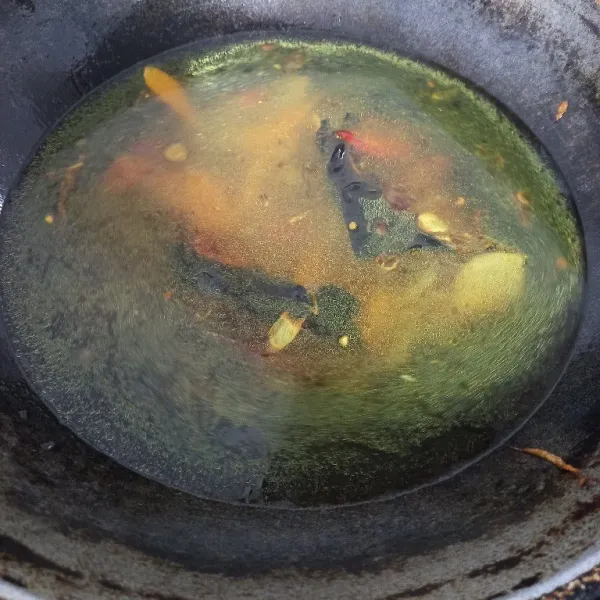 Jika bumbu sudah harum, masukan air masak sampai mendidih