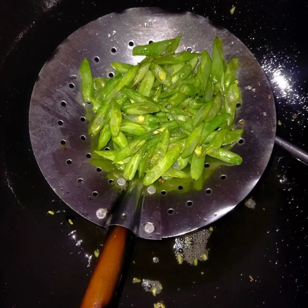 Potong-potong buncis, kemudian goreng sebentar, tiriskan.