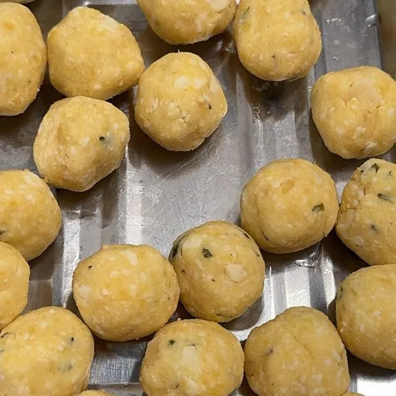 Bentuk bola-bola, kurang lebih 26 pcs.