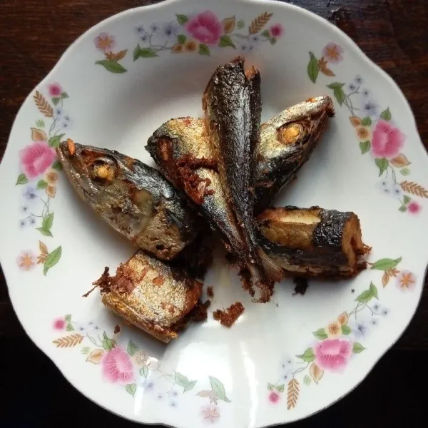 Goreng ikan salem.