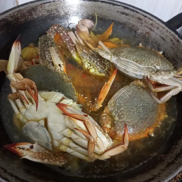 Selanjutnya masukan rajungan yang telah dibersihkan