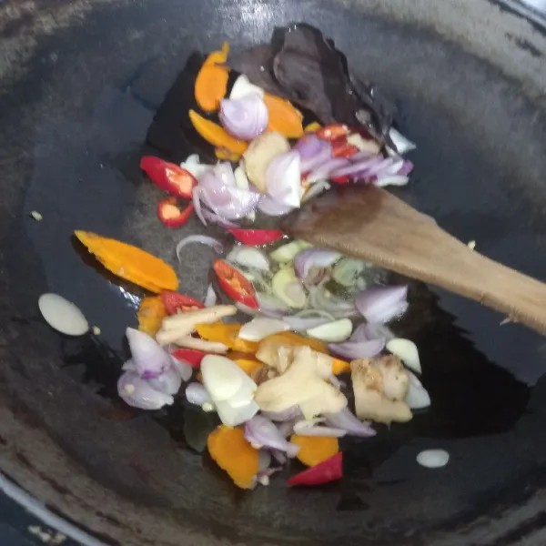 Tumis bumbu yang sudah dirajang