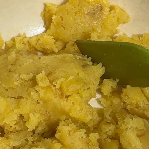 Haluskan kentang sampai halus.