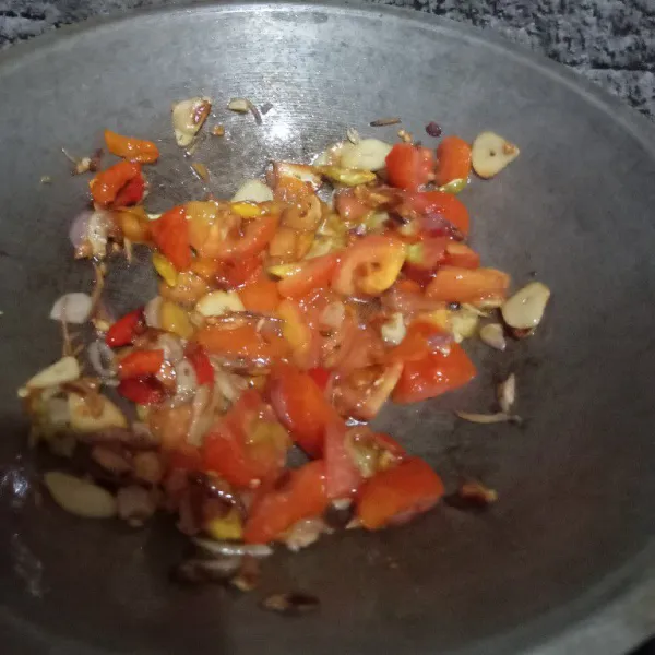 Panaskan minyak, goreng bawang merah, bawang putih, cabai dan tomat sampai kecokelatan.