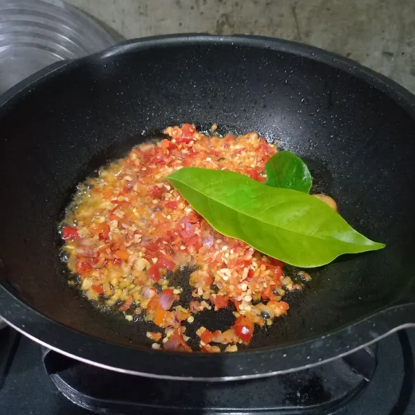 Siapkan bumbu halus. Kemudian tumis bersama lengkuas, daun salam, dan daun jeruk sampai matang.