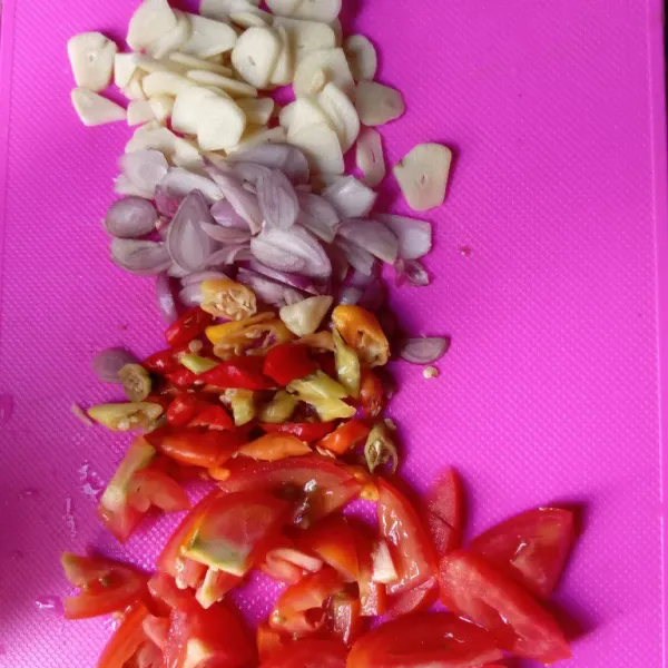 Potong potong bawang merah, bawang putih, cabai, tomat.