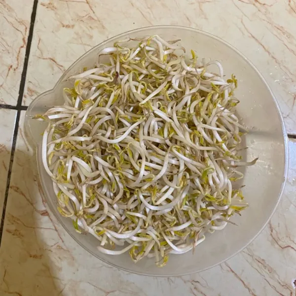Cuci bersih tauge.