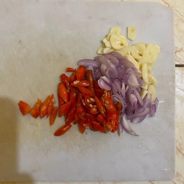 Iris tipis cabai, bawang putih, bawang merah.