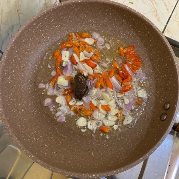 Tumis bumbu lalu tambahkan garam, gula merah, kaldu bubuk secukupnya.
