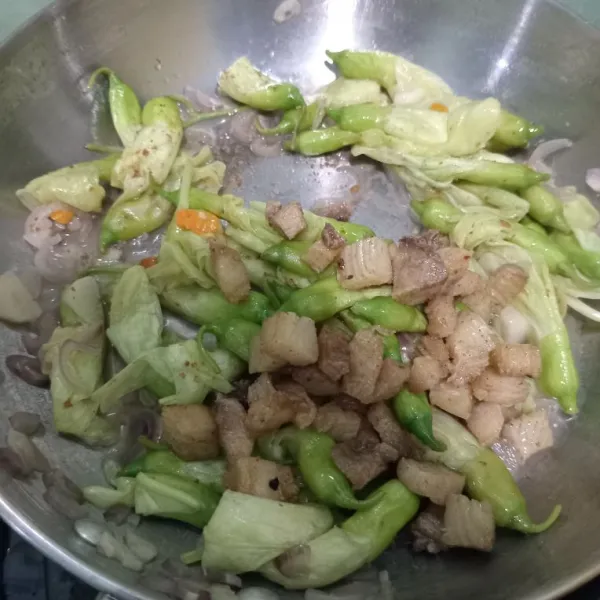 Masukkan ikan asin jambal roti, masak hingga matang.
