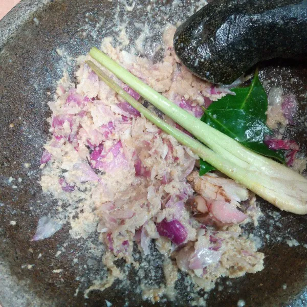 Haluskan bawang merah, bawang putih, kemiri, jahe, ketumbar, dan merica. Geprek lengkuas dan sereh.