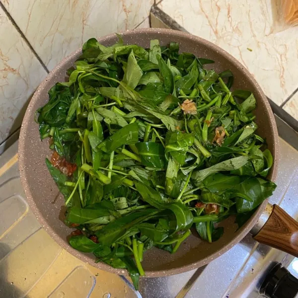 Masukkan kangkung lalu masak sampai menyusut.