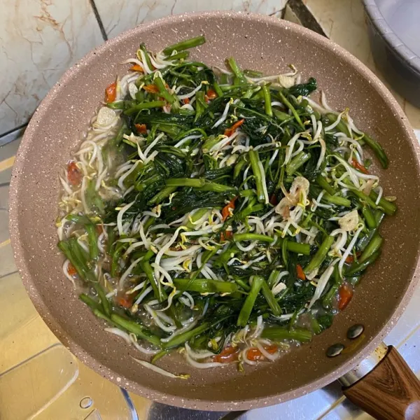 Tumis kangkung siap disajikan.