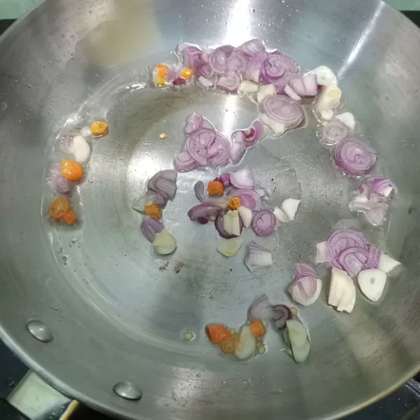 Tumis bawang merah, bawang putih dan cabai hingga wangi.