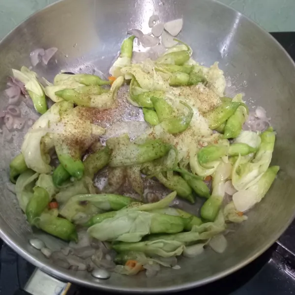 Bumbui lada bubuk, kaldu bubuk, gula pasir.