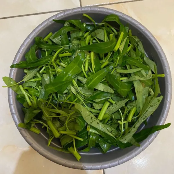 Potong-potong kangkung lalu cuci bersih.