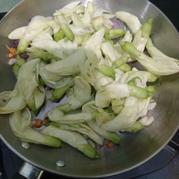Masukkan kembang turi, aduk rata.