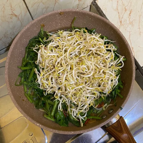 Tambahkan tauge lalu aduk dan masak sampai matang.