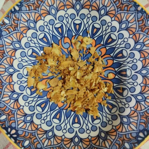 Tambah kan bawang goreng kemudian tumbuk kasar