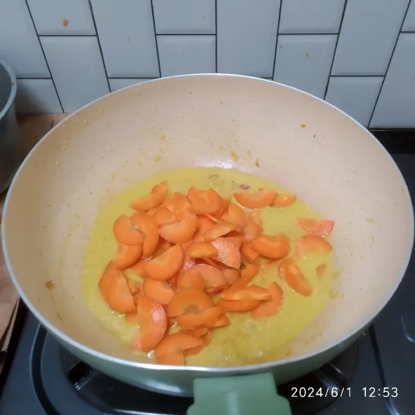 Masukkan wortel, tambahkan secukupnya air. Aduk rata. Masak hingga wortel setengah matang.